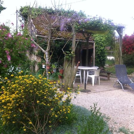 Villeneuve-sur-Yonne Les 3 Roses B&B 외부 사진