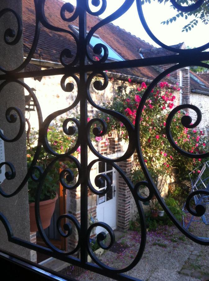 Villeneuve-sur-Yonne Les 3 Roses B&B 외부 사진