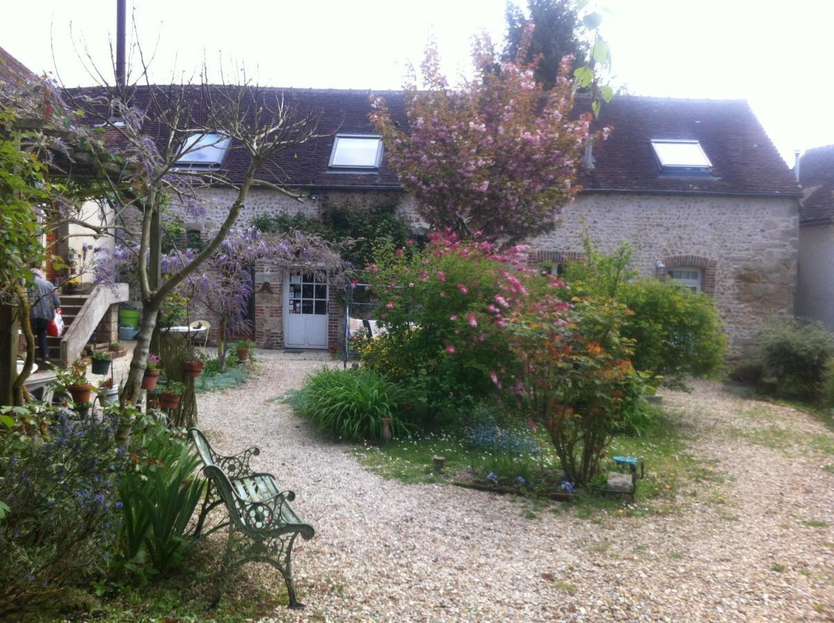 Villeneuve-sur-Yonne Les 3 Roses B&B 외부 사진