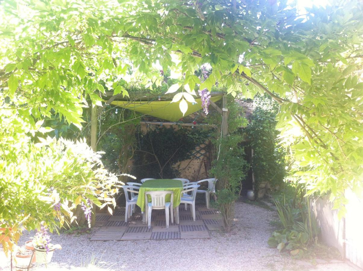 Villeneuve-sur-Yonne Les 3 Roses B&B 외부 사진